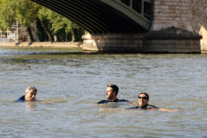 Lire la suite à propos de l’article Anne Hidalgo, Maire de Paris, se baigne dans la Seine !